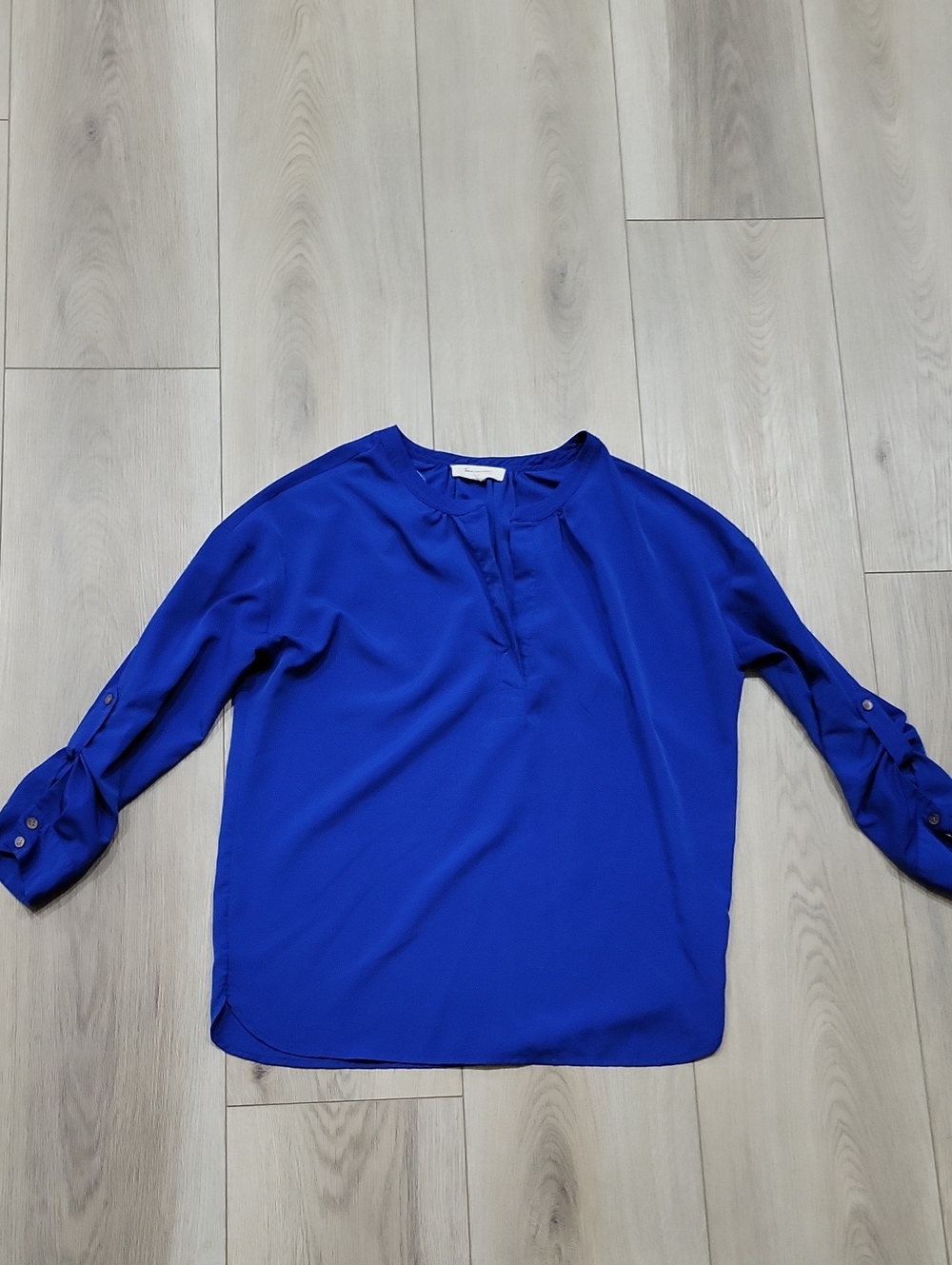 Two by Vince Camuto Royal Blue Split-Neck Roll-Tab Blouse